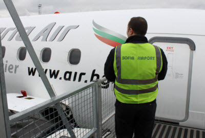 Assistance agent on ambulift near aircraft